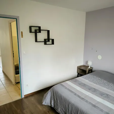 Rez-de-chaussee Calme Apartment Neuilly-l'Eveque